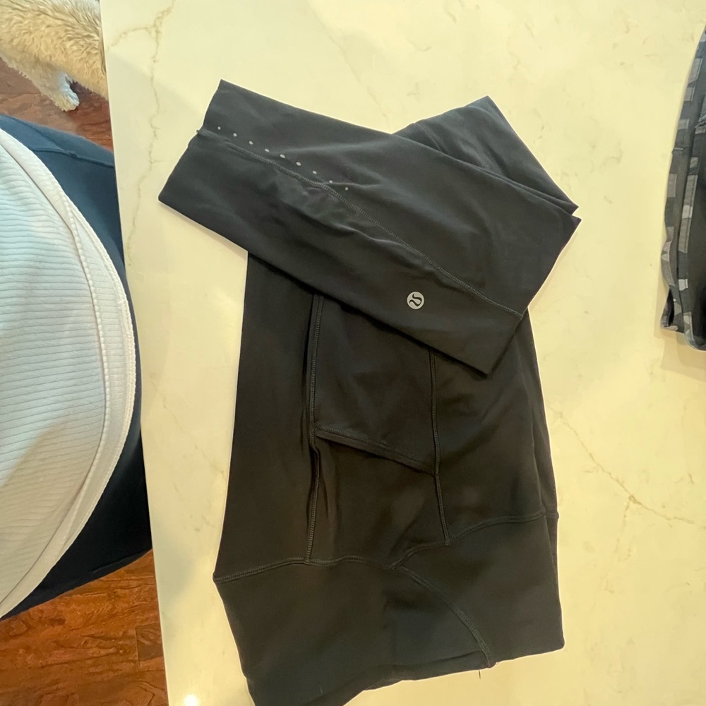 New Lululemon 7/8 tights with pockets. Sz 6